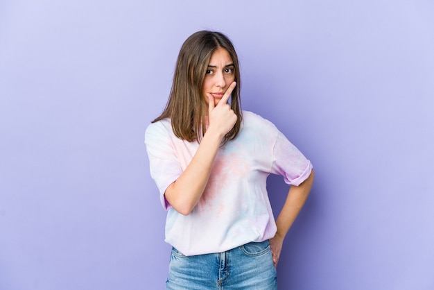 Mujer joven contemplando, planificando una estrategia, pensando en la forma de un negocio