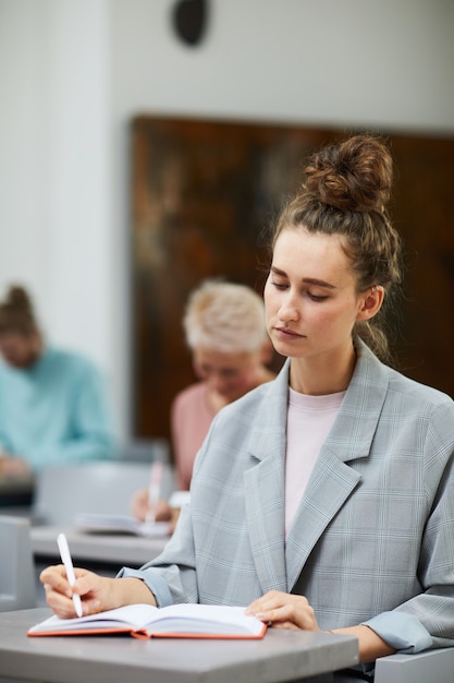 Mujer joven contemporánea en clase