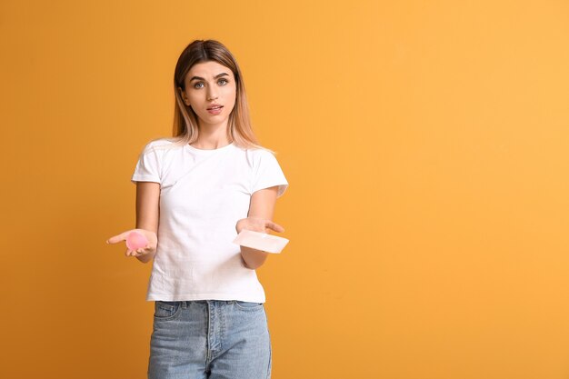 Mujer joven con copa y almohadilla menstrual