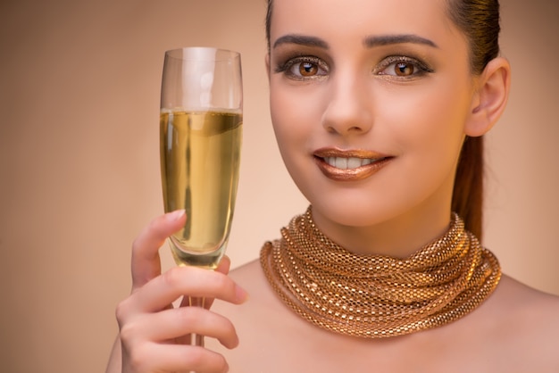 Mujer joven con copa de champán