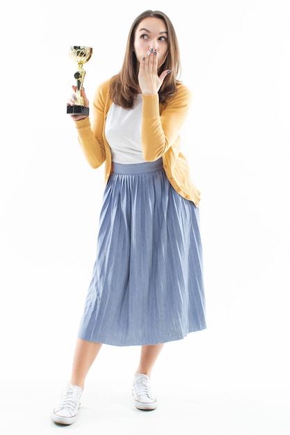 Mujer joven con una copa ganadora. Retrato emocional