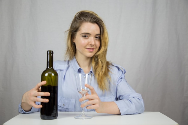 Foto mujer joven, con, un, copa de vino