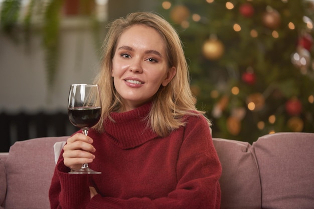 mujer joven con copa de vino