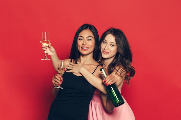 Mujer joven con copas de champán en celebración