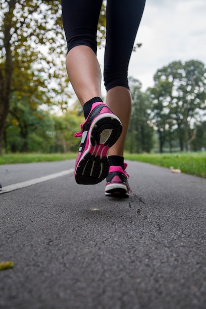 Mujer joven, correr, aire libre