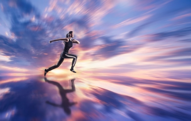 Mujer joven corriendo al aire libre contra el cielo de color