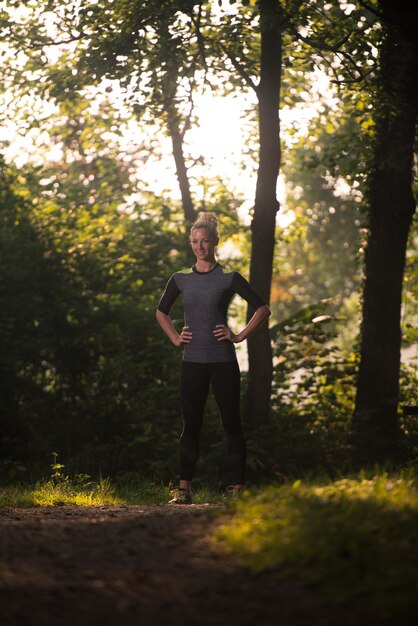 Mujer joven corriendo en el área boscosa del bosque - Entrenamiento y ejercicio para la resistencia del maratón Trail Run - Concepto de estilo de vida saludable de fitness
