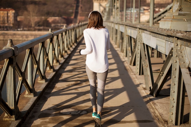 Mujer joven corriendo en la ciudad