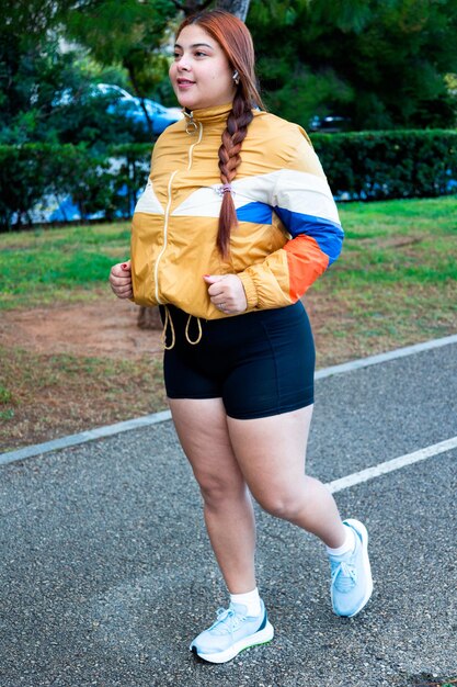 mujer joven corriendo por la mañana