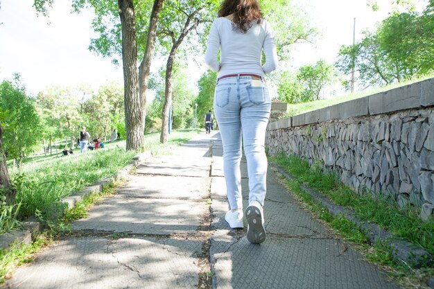 Mujer joven corriendo en el parque