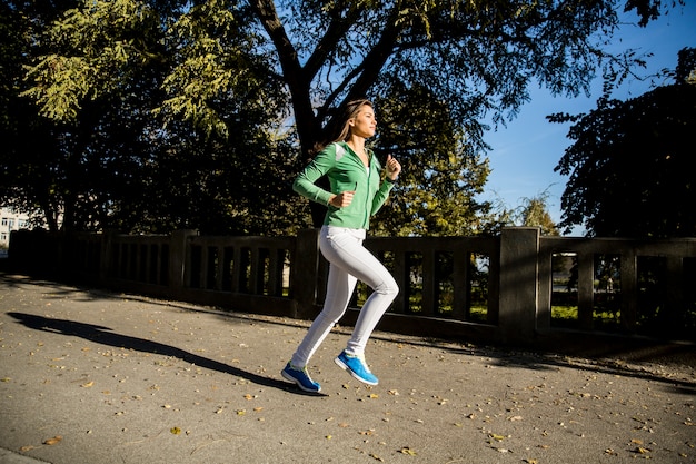 Mujer joven corriendo en el parque