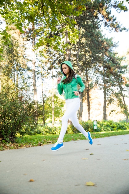 Mujer joven corriendo en el parque