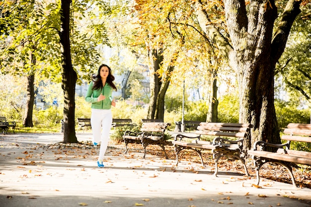 Foto mujer joven corriendo en el parque