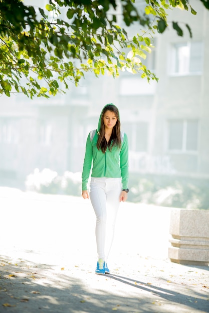 Mujer joven corriendo en el parque