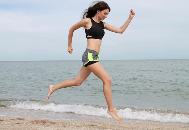 Mujer joven, corriente, en la playa