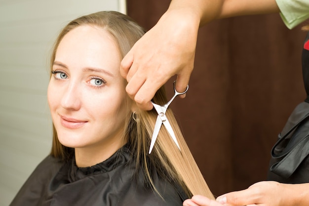 mujer joven se corta el pelo