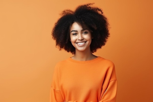 Mujer joven con corte de pelo afro con suéter naranja