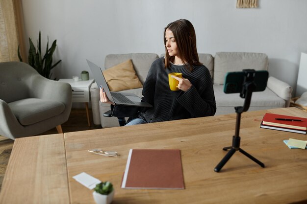 Mujer joven crea contenido desde casa