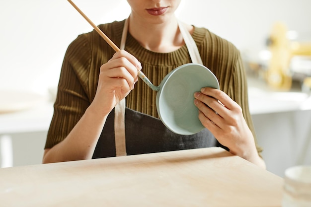 Mujer joven creando alfarería mínima