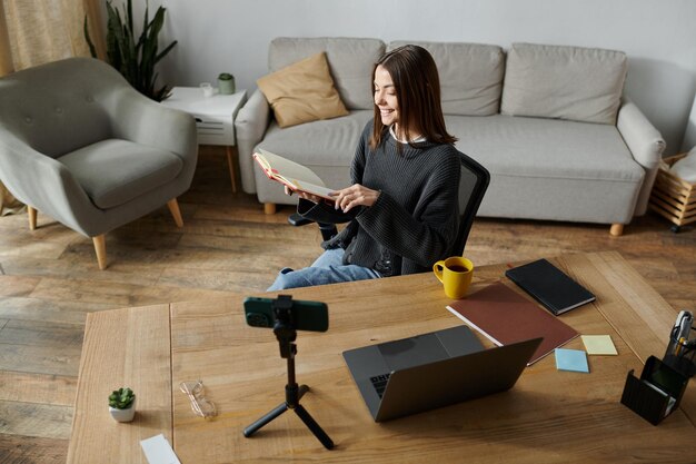 Mujer joven creando contenido en casa