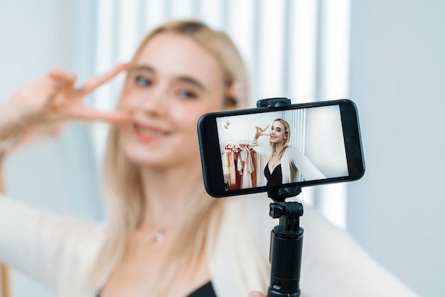 Mujer joven creando contenido de vídeo de moda para las redes sociales Blithe