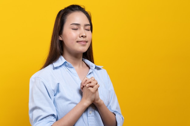 Foto mujer joven cristiana asiática rezar a dios