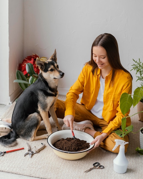 Foto mujer joven cuidando sus plantas en casa