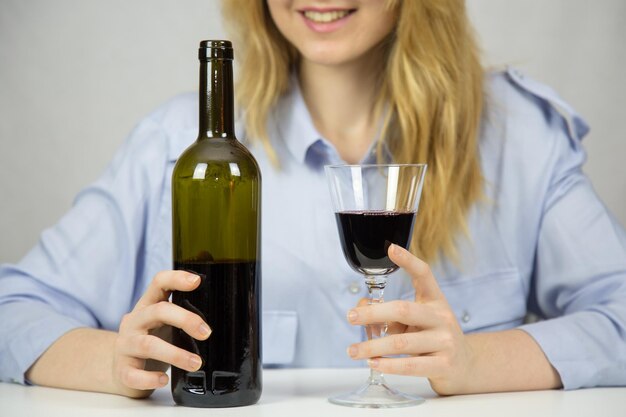 Mujer joven de cultivo con una copa de vino