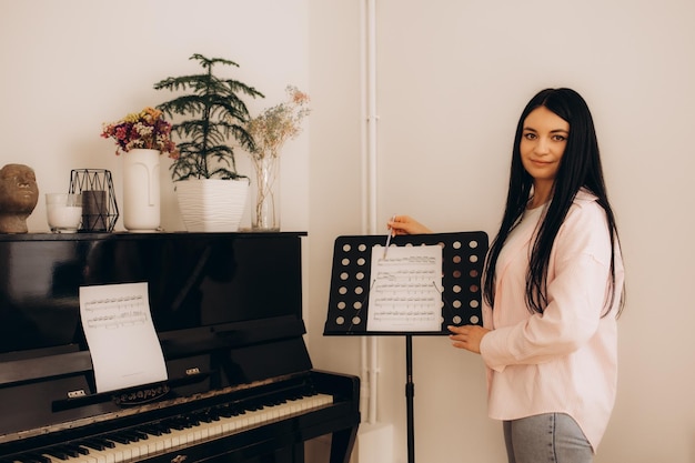 Mujer joven dando clases de música en línea en casa