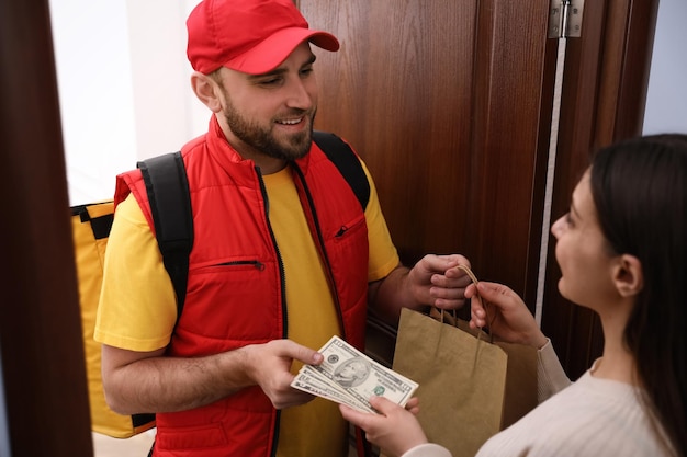 Foto mujer joven dando consejos al repartidor en el interior