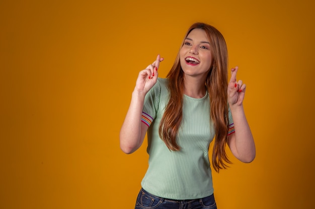 Mujer joven con los dedos cruzados. Suerte