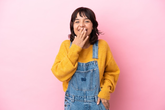 Mujer joven con delantal que cubre los ojos con las manos. no quiero ver algo