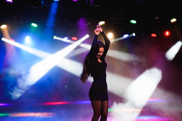 Mujer joven delante de un fondo del club