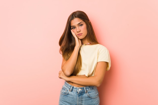 Mujer joven delgada que está aburrida, fatigada y necesita un día de relax.