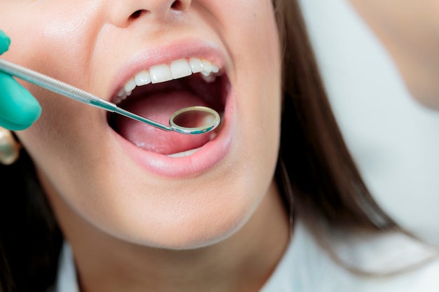 Mujer joven en el dentista