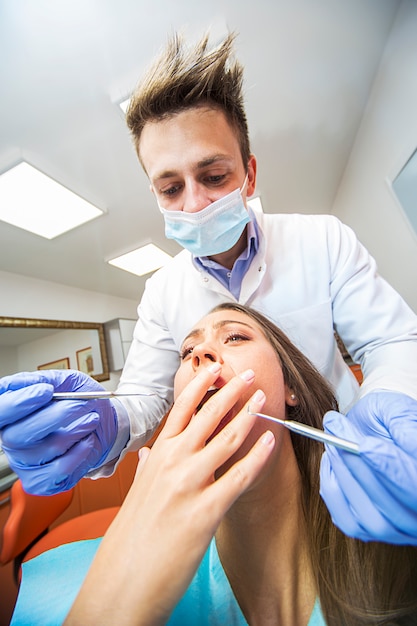 Foto mujer joven en el dentista