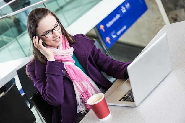 Mujer joven dentro de la estación de tren o aeropuerto