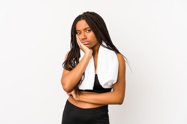 Mujer joven del deporte afroamericano que está aburrida, fatigada y necesita un día de relajación.