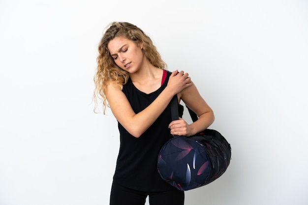 Mujer joven deporte con bolsa de deporte aislado sobre fondo blanco.