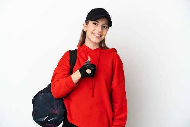 Mujer joven deporte con bolsa de deporte en blanco dando un pulgar hacia arriba gesto