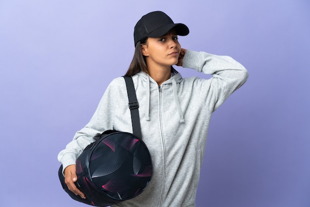 Mujer joven deporte con bolsa de deporte con dudas