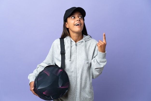 Mujer joven deporte con bolsa de deporte pensando en una idea apuntando con el dedo hacia arriba