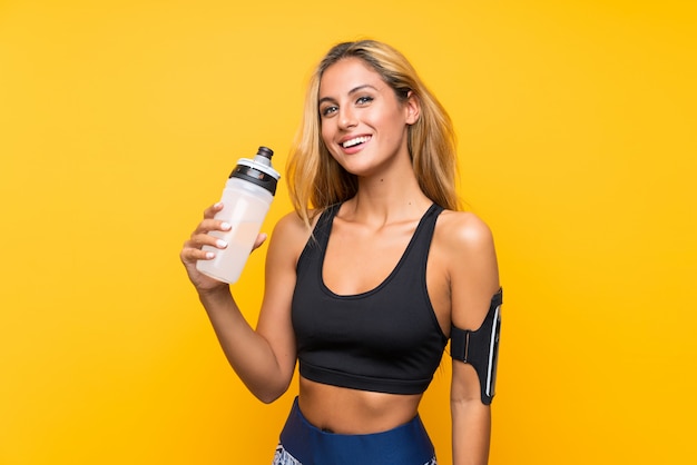 Mujer joven deporte con una botella de agua