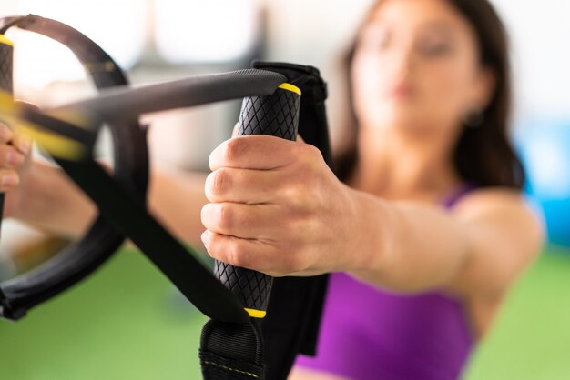 Mujer joven del deporte en un gimnasio