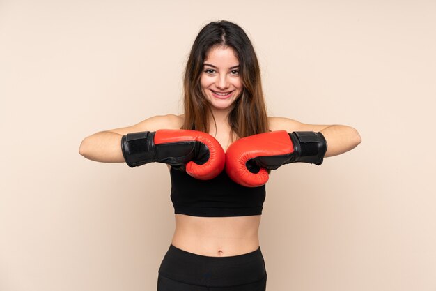 Mujer joven deporte con guantes de boxeo