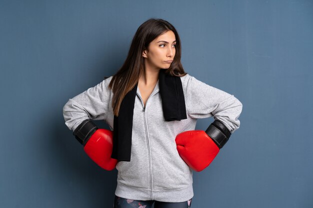 Mujer joven deporte con guantes de boxeo