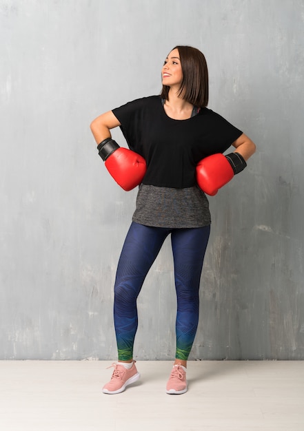 Mujer joven deporte con guantes de boxeo