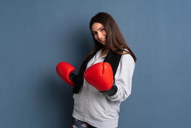 Mujer joven deporte con guantes de boxeo