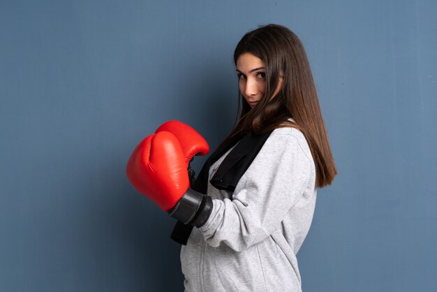 Mujer joven deporte con guantes de boxeo