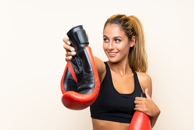 Mujer joven deporte con guantes de boxeo